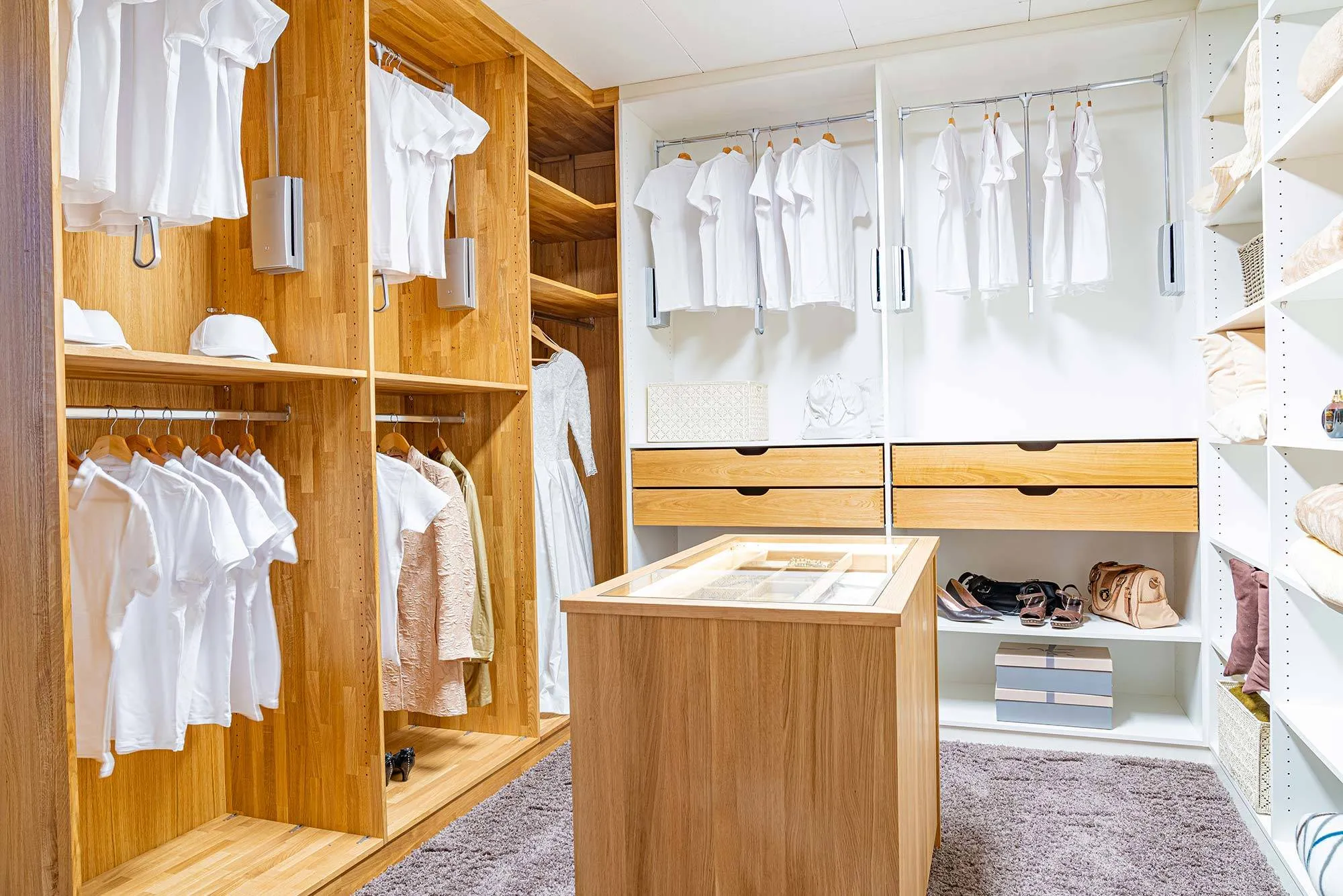 Haus im Haus – Begehbarer Kleiderschrank mit offenen Holzregalen und weißen Schrankelementen – Wohnraumausstellung Broßler Großheubach