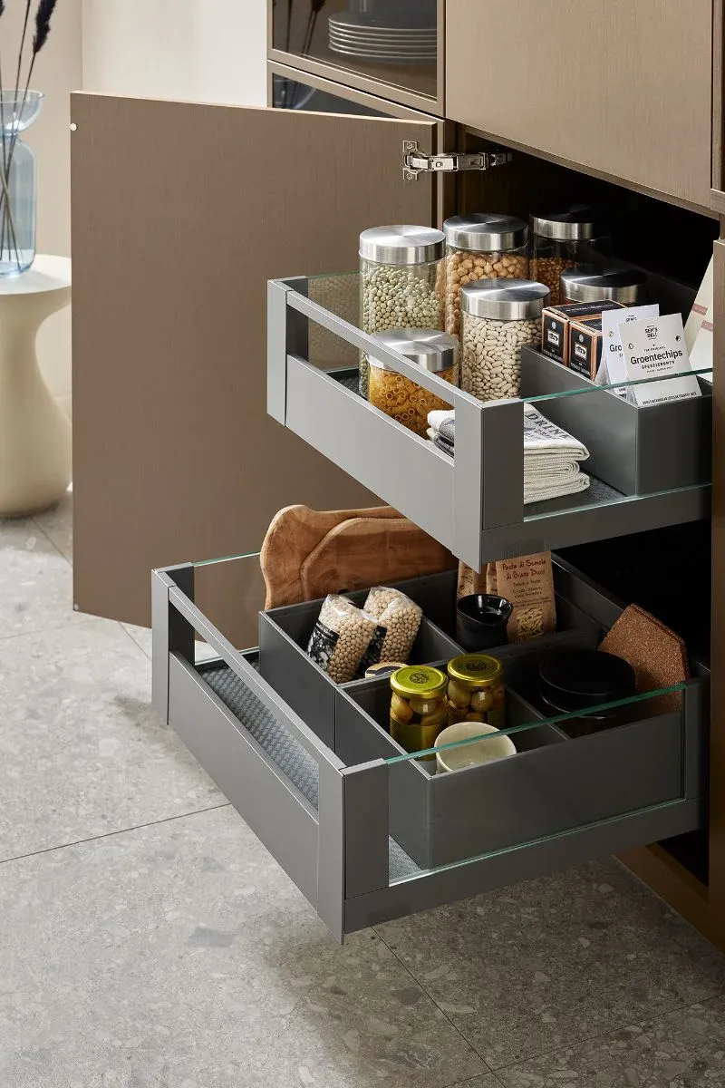 Geöffneter Apothekerschrank mit Glas-Auszug, gefüllten Hülsenfrucht-Gläsern und Vorräten