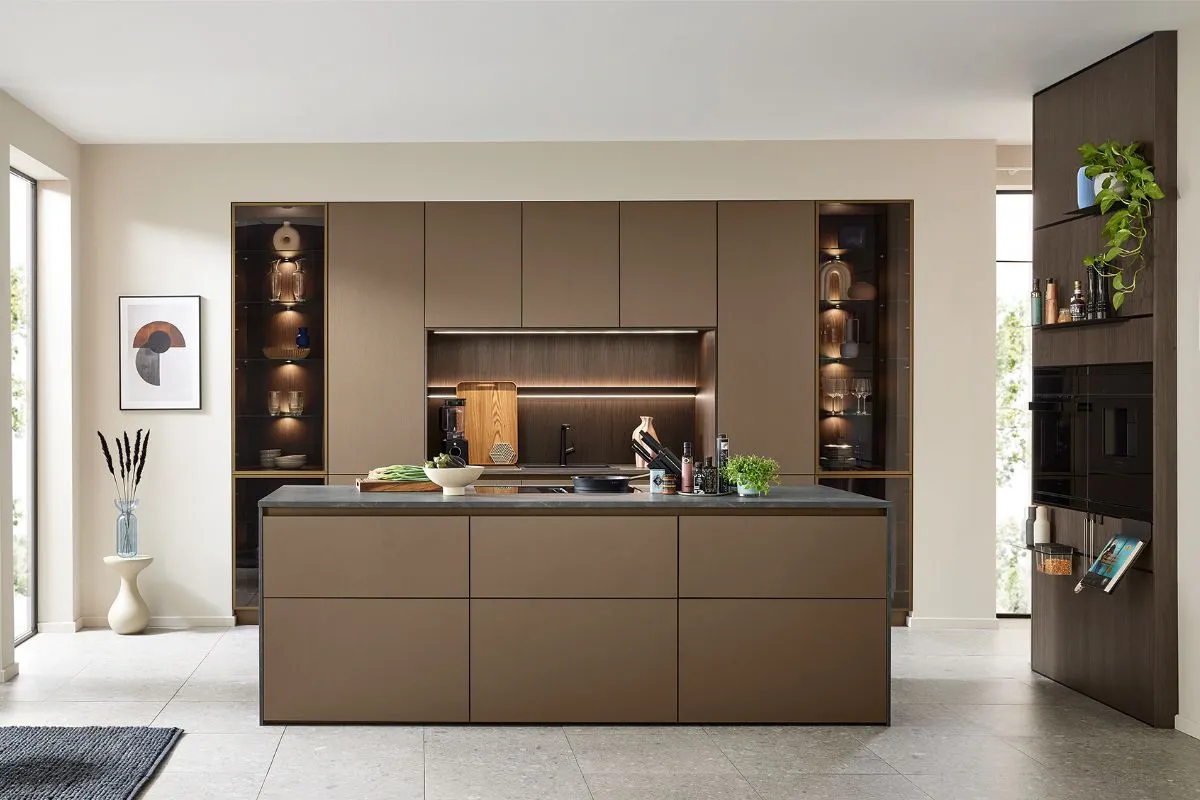 Kücheninsel in Bronze-Braun mit Holz-Innenrahmen, beleuchteten Vitrinen und Hochschränken
