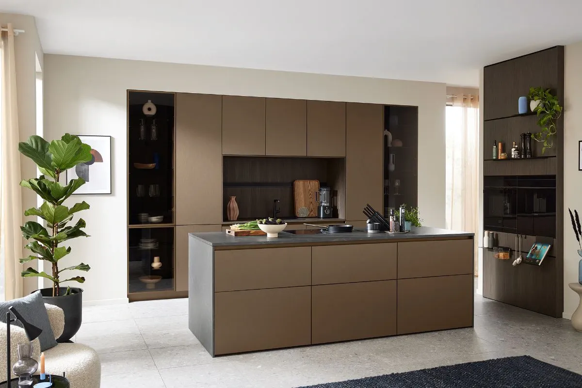 Offene Wohnküche mit Bronze-Brauner Kocheinsel, Glasvitrinen und Wohnzimmer-Erweiterung