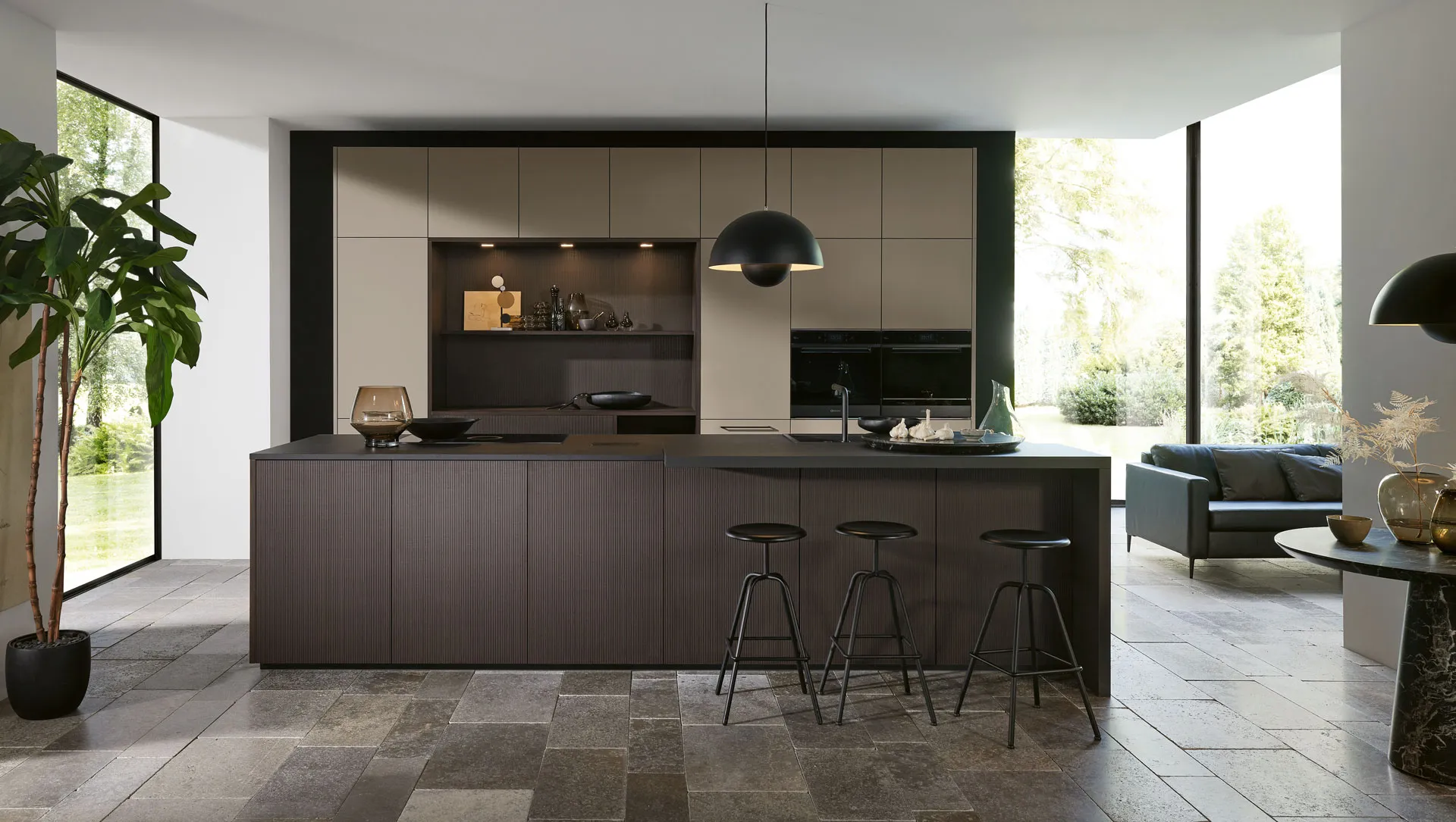 NOLTE Artline Küche Lava Coffee Stripewood Gesamtansicht – Broßler Küchenstudio Großheubach & Erbach