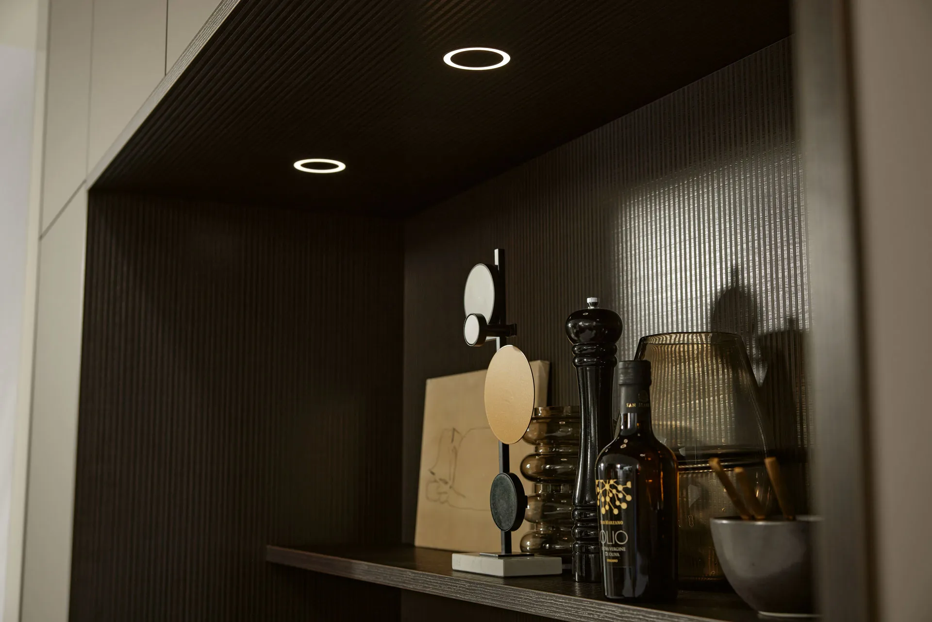 Küchenrückwand in Stripewood mit Top Spots – NOLTE Artline, Broßler Küchenstudio Großheubach & Erbach