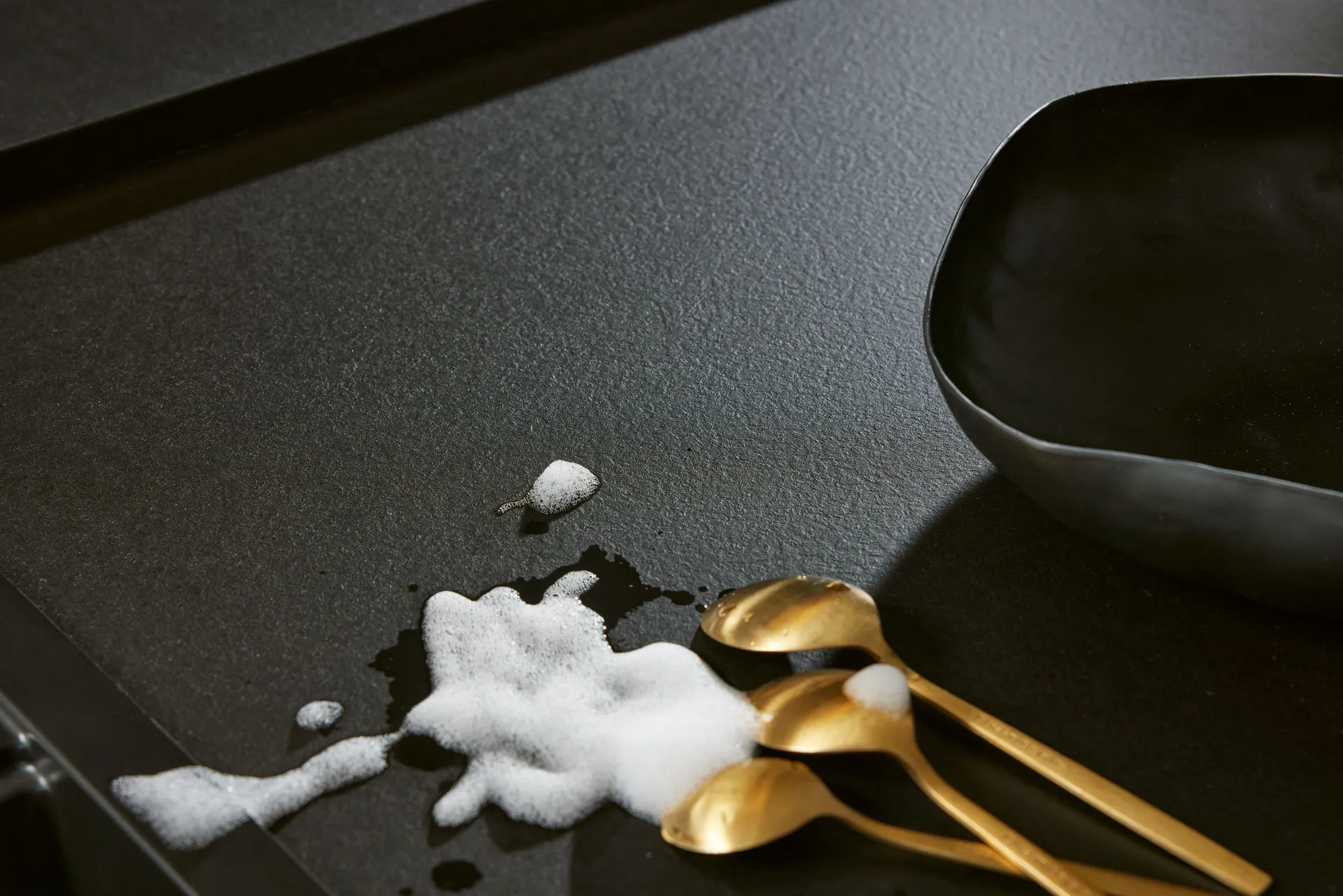 Schwarze Arbeitsplatte NOLTE Artline in Lava Coffee – Broßler Küchenstudio Großheubach & Erbach