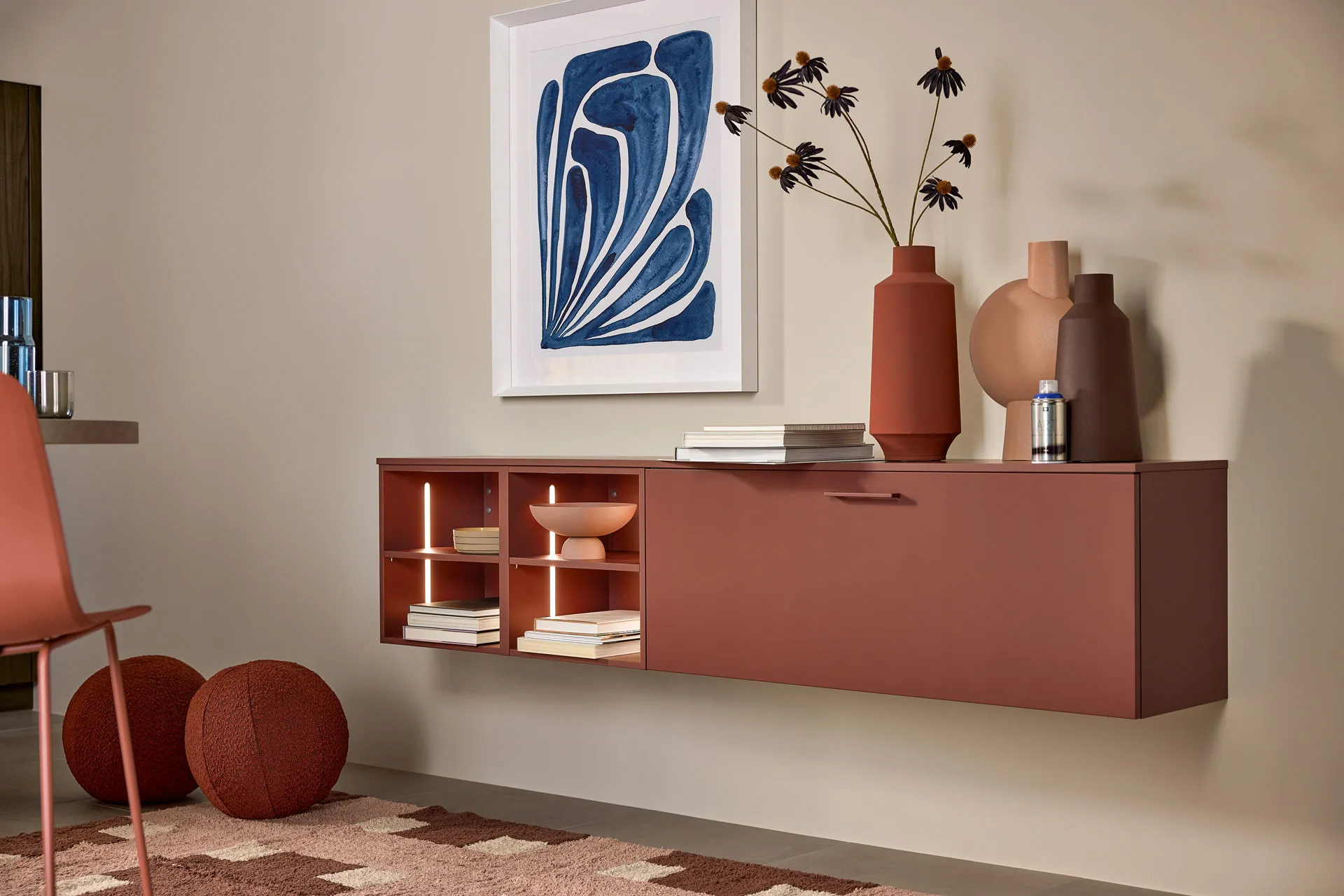 Sideboard in Hennarot matt mit Mattlack-Griff – modernes Wohnküchen-Design