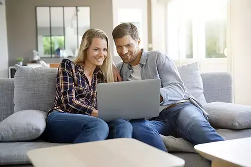 Mann und Frau schauen gemeinsam auf den Laptop