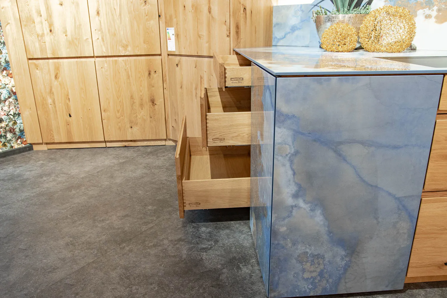 Innenauszug Wildeiche-Schrank, Detailansicht Schreinerfertigung – Broßler Küche Aktiv