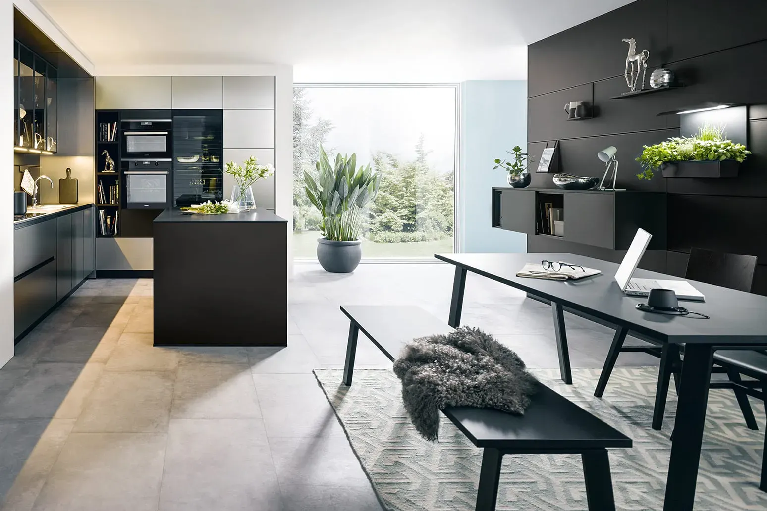 Moderne schwarze Küche mit Metallelementen
