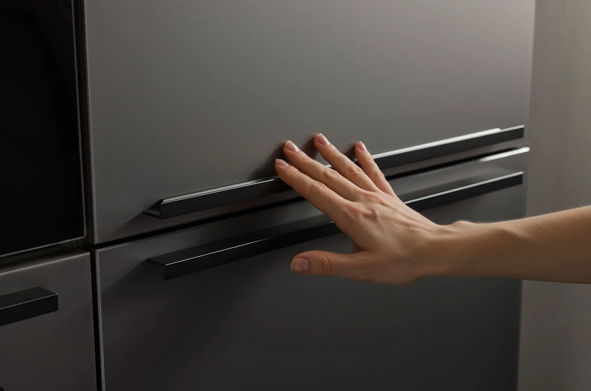 NOLTE Küche Pearl Umbra Metallic – Hand berührt Griff an metallisch schimmernder Acrylglas-Front