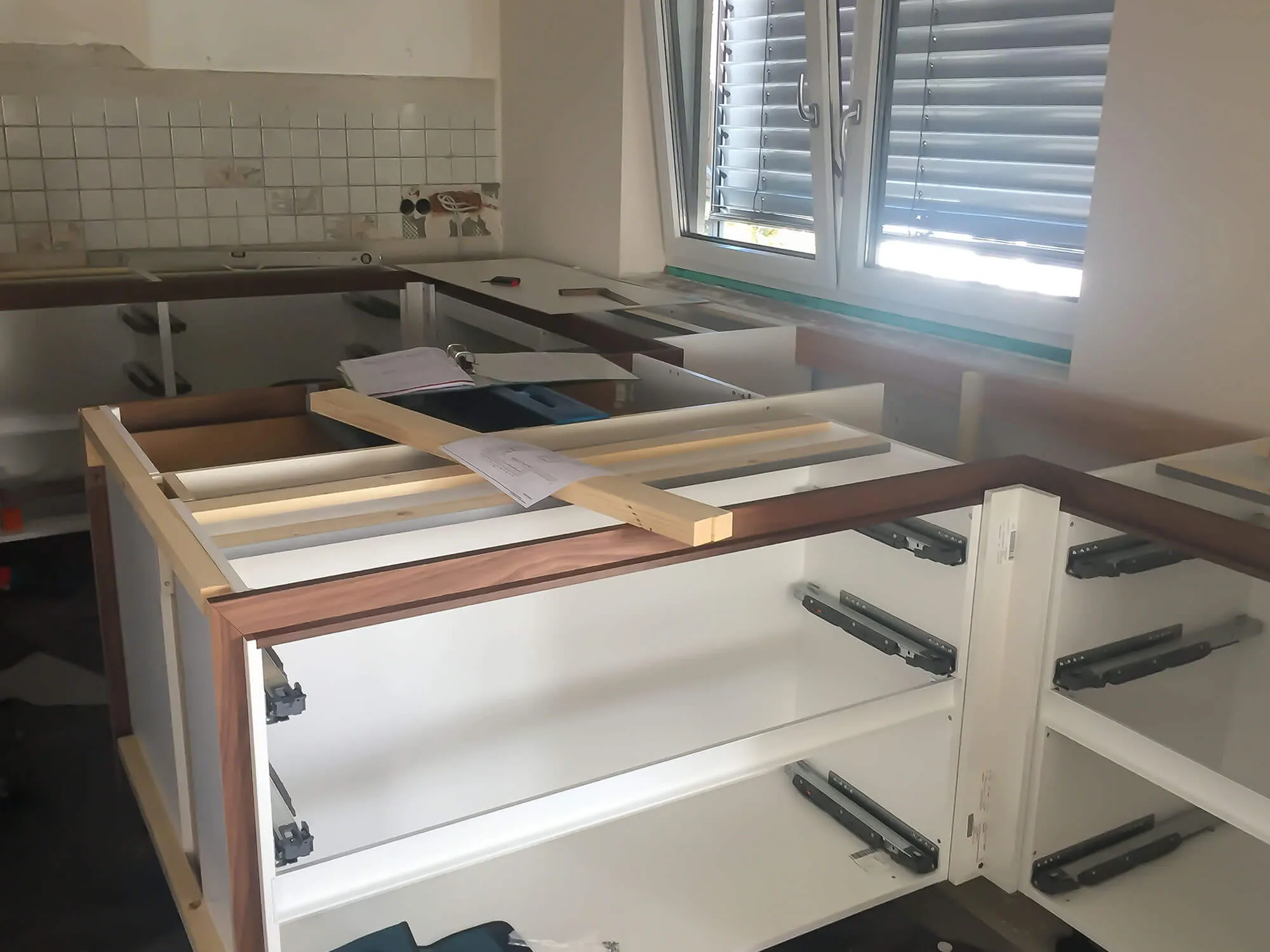 Küchenmontage – Korpusse mit Schubladenführungen vor Einbau der Fronten und Arbeitsplatte