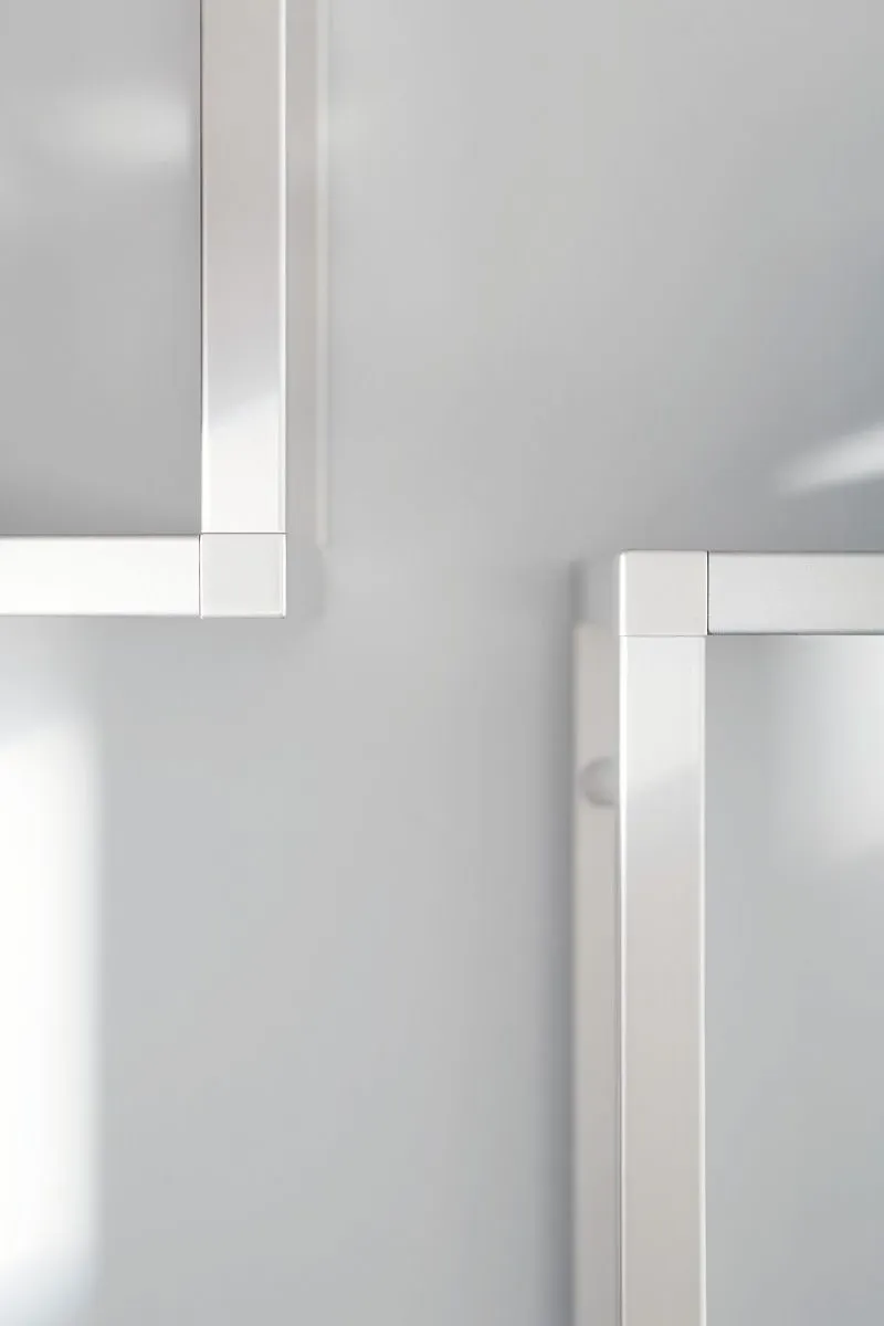 Materialnahaufnahme einer Wandregal-Ecke in Weiß mit feinen Lichtkanten