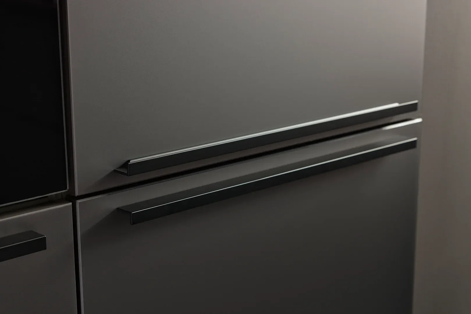 NOLTE Küche Pearl Umbra Metallic – Griffleisten an Acrylglas-Front in Umbra Metallic, Detailansicht