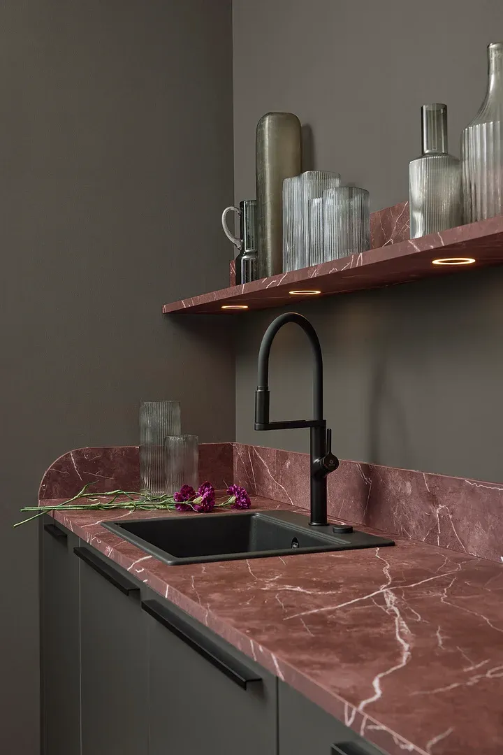 NOLTE Küche Pearl Umbra Metallic – Spülbecken in Red Marble Arbeitsplatte, Detailansicht