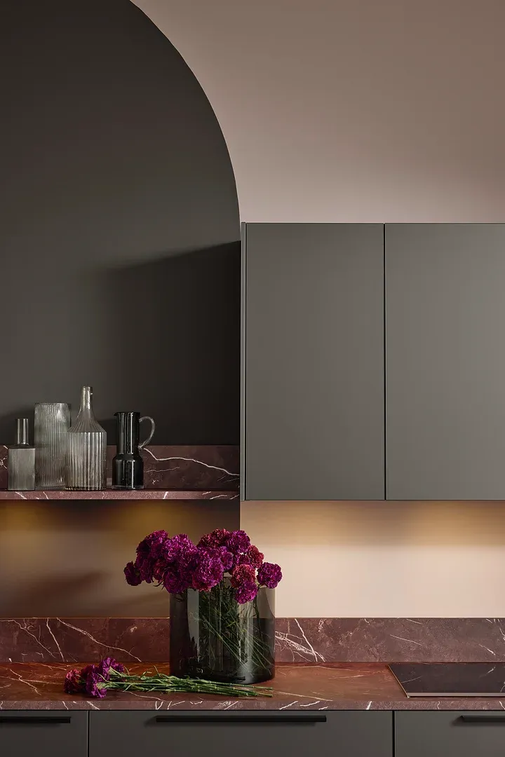 NOLTE Küche Pearl Umbra Metallic – Arbeitsplatte Red Marble mit Hängeschränken in Umbra Metallic