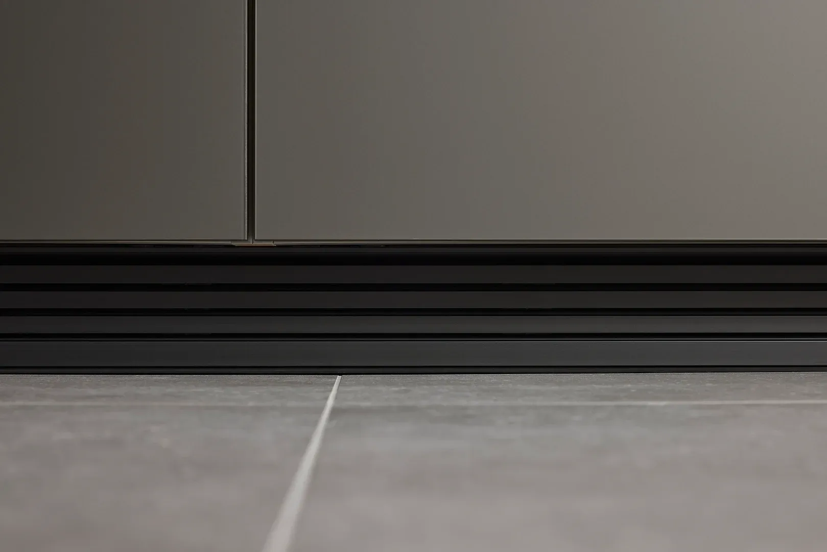 NOLTE Küche Pearl Umbra Metallic – Sockelblende in Umbra Metallic mit Bodenübergang