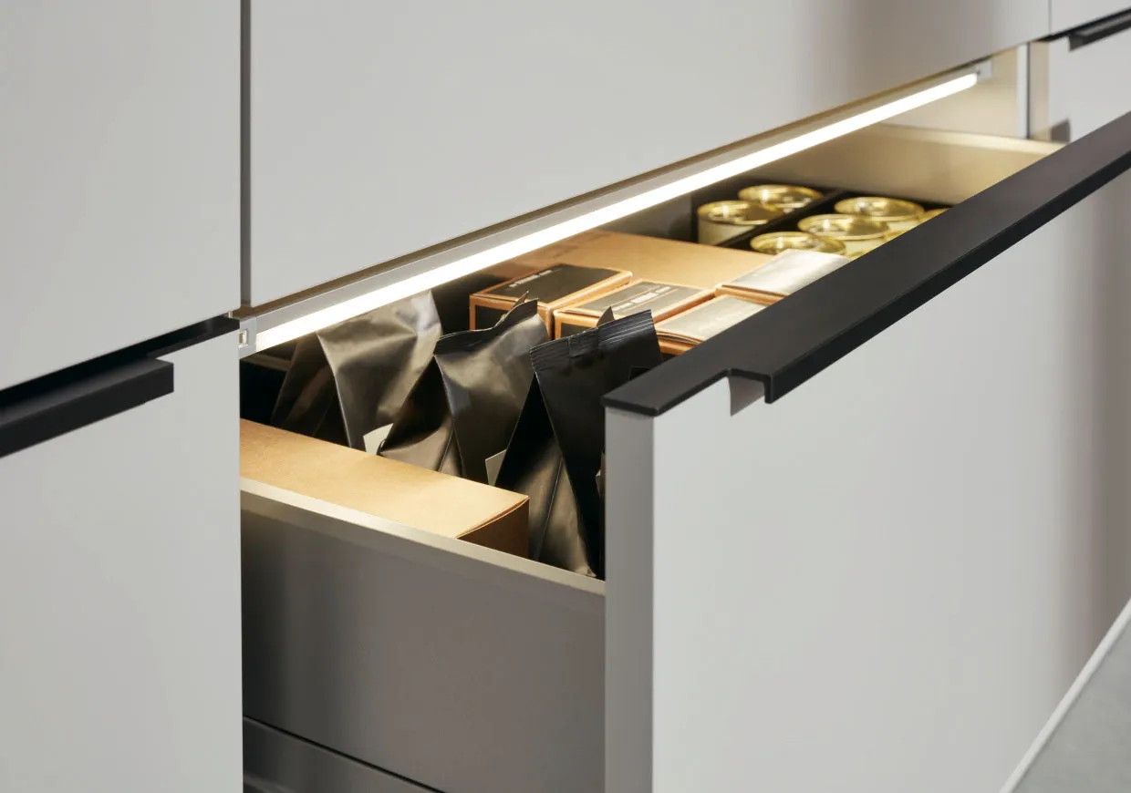 NOLTE Feel Platingrau Softmatt – Geöffnete Schublade mit integrierter LED-Beleuchtung
