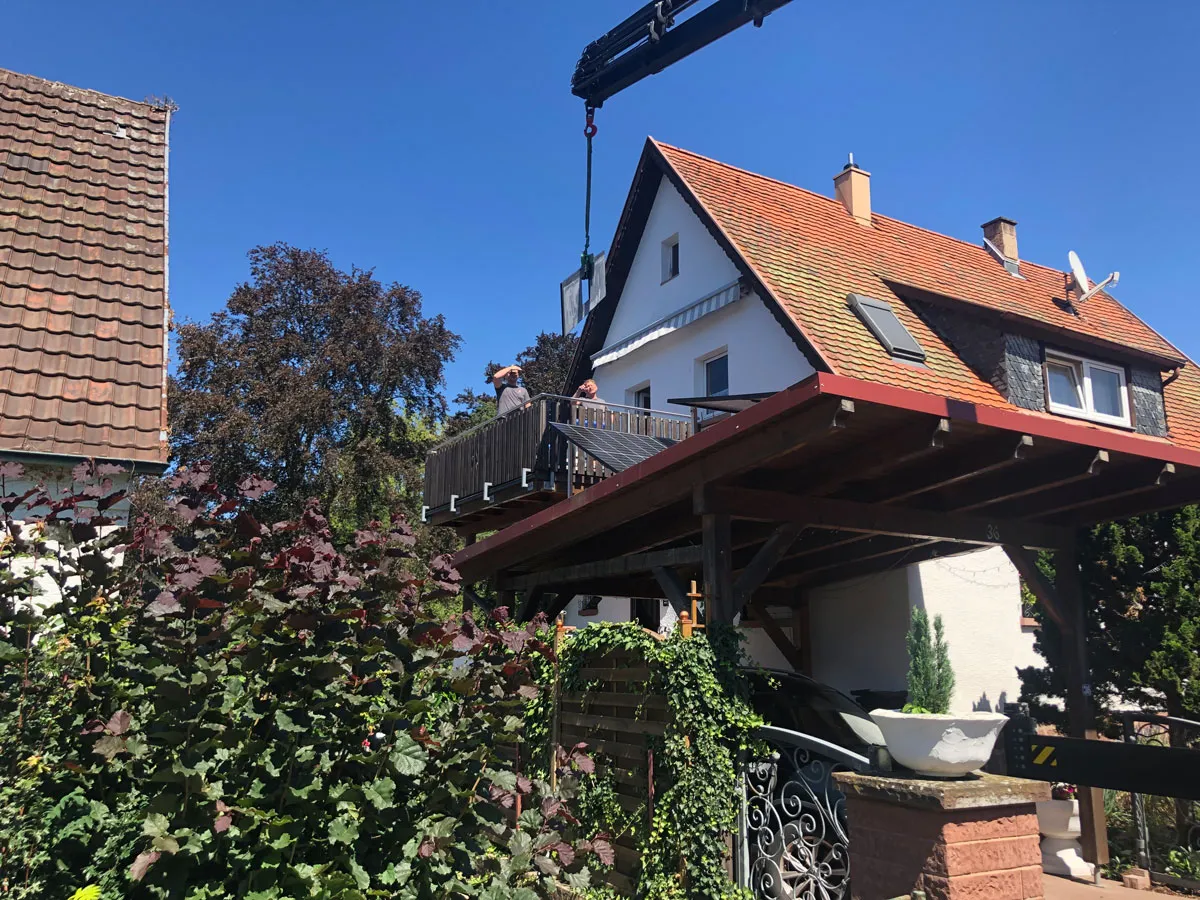 Küchen-Anlieferung per Kran auf einen Balkon