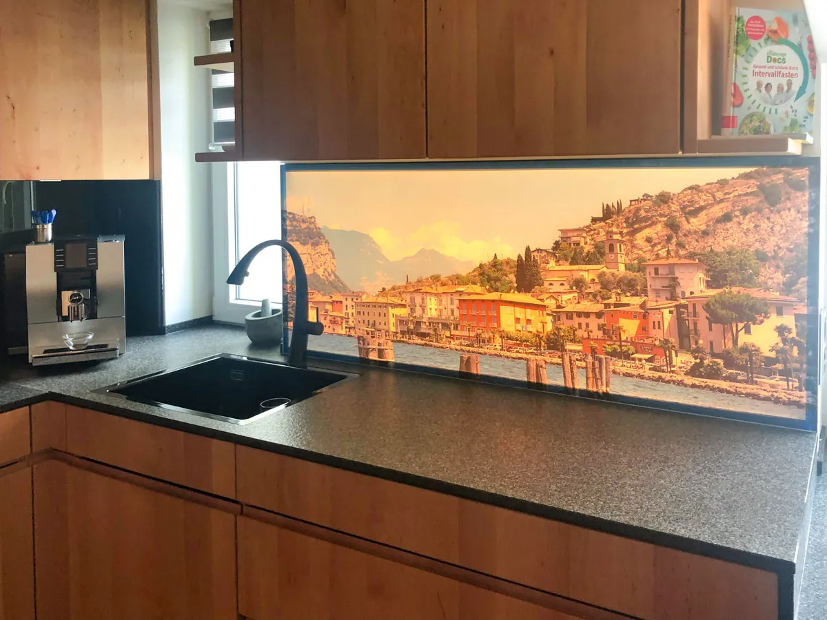 Spülbereich mit Panorama-Nischenrückwand, Espressomaschine und Erle-Holz-Schränken
