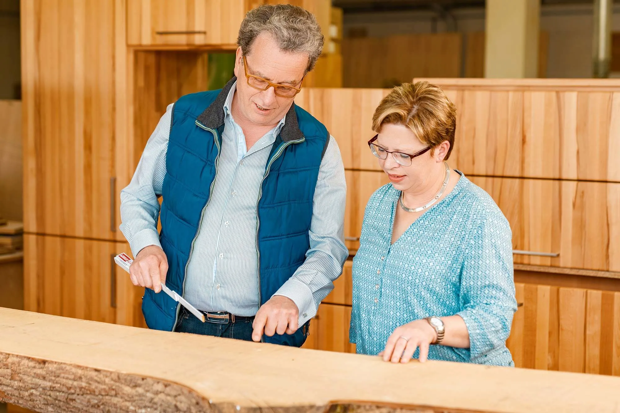 Gerhard und Petra Broßler in der hauseigenen Schreinerei.
