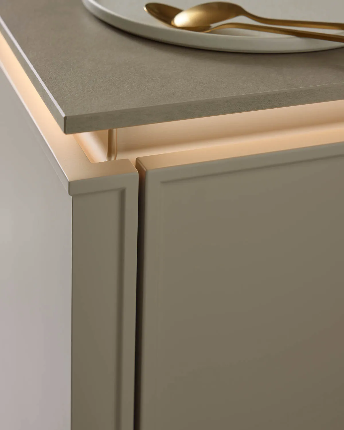 Eckdetail der Kochinsel mit Arbeitsplatte und Fronten