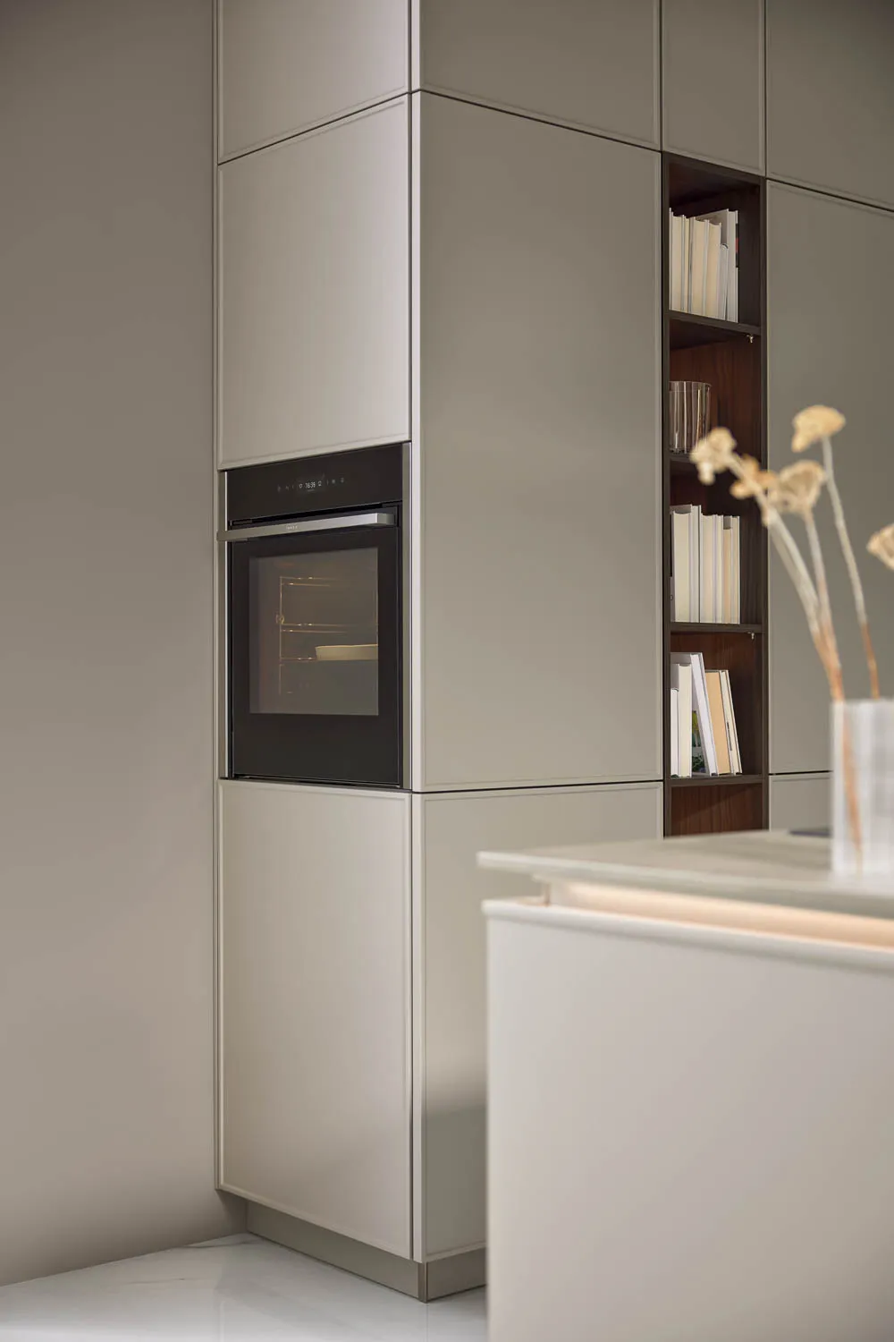 Hochschrank mit Backofen in der Greige-Küche