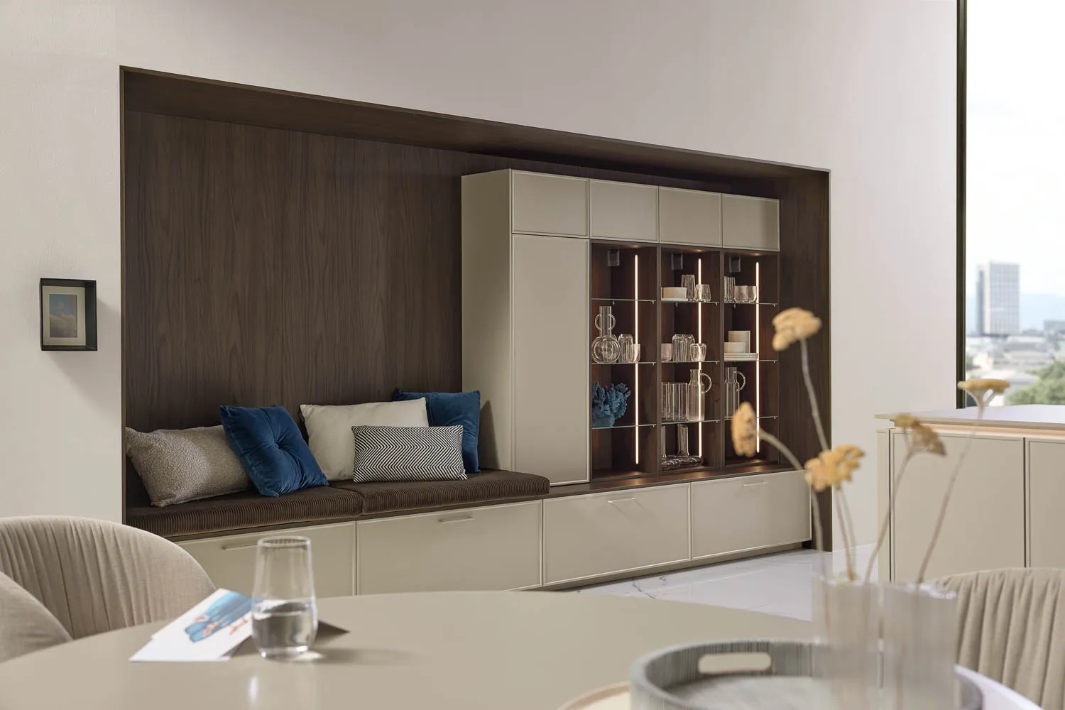 Greige Küche mit Sitznische und warmer Holzverkleidung
