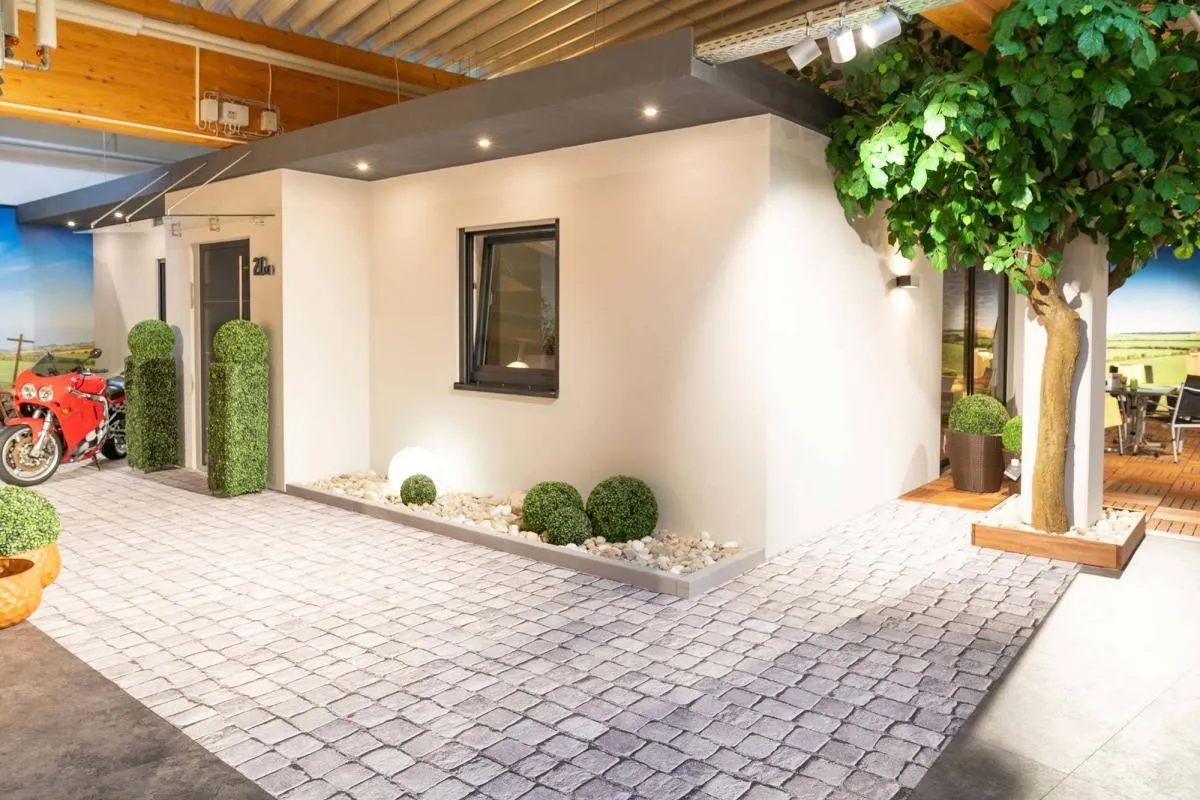 Haus-im-Haus-Ausstellung mit Hausfassade im Showroom Großheubach.