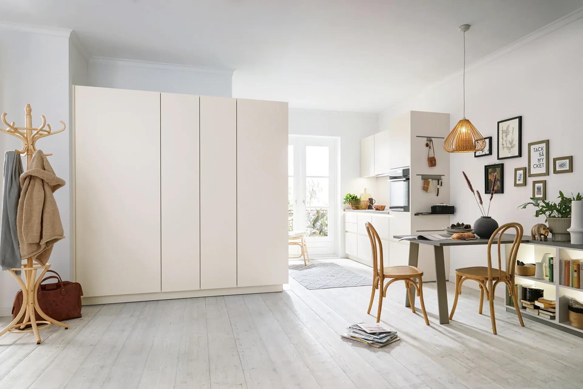 Moderne helle Küche mit angrenzender Speisekammer in der Gesamtansicht
