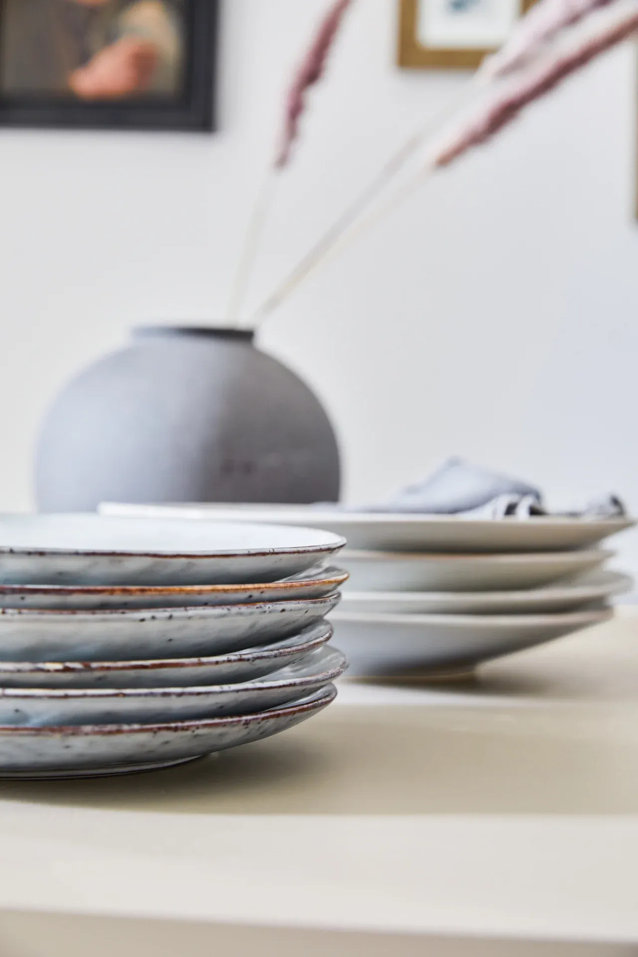 Stimmungsvolles Detail mit Tellern in der hellen Küche