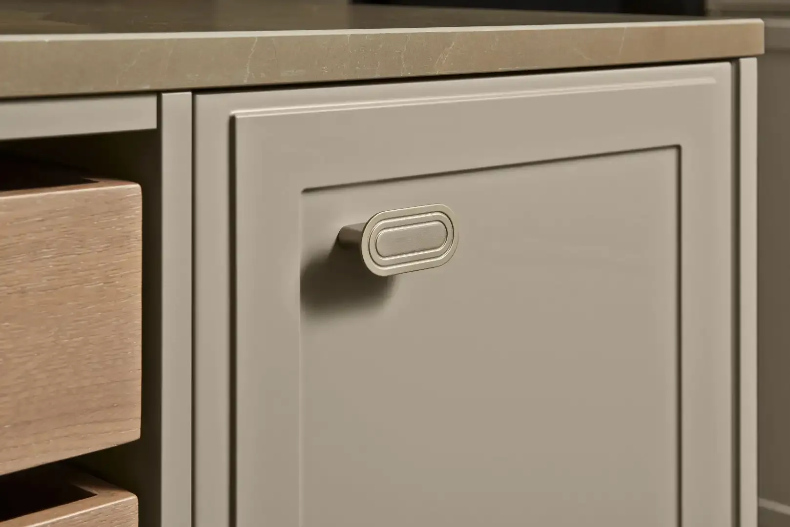 Detailaufnahme eines klassischen Griffes an der Nolte TORINO LACK Schrankfront – klare Formensprache im Art-déco-Stil