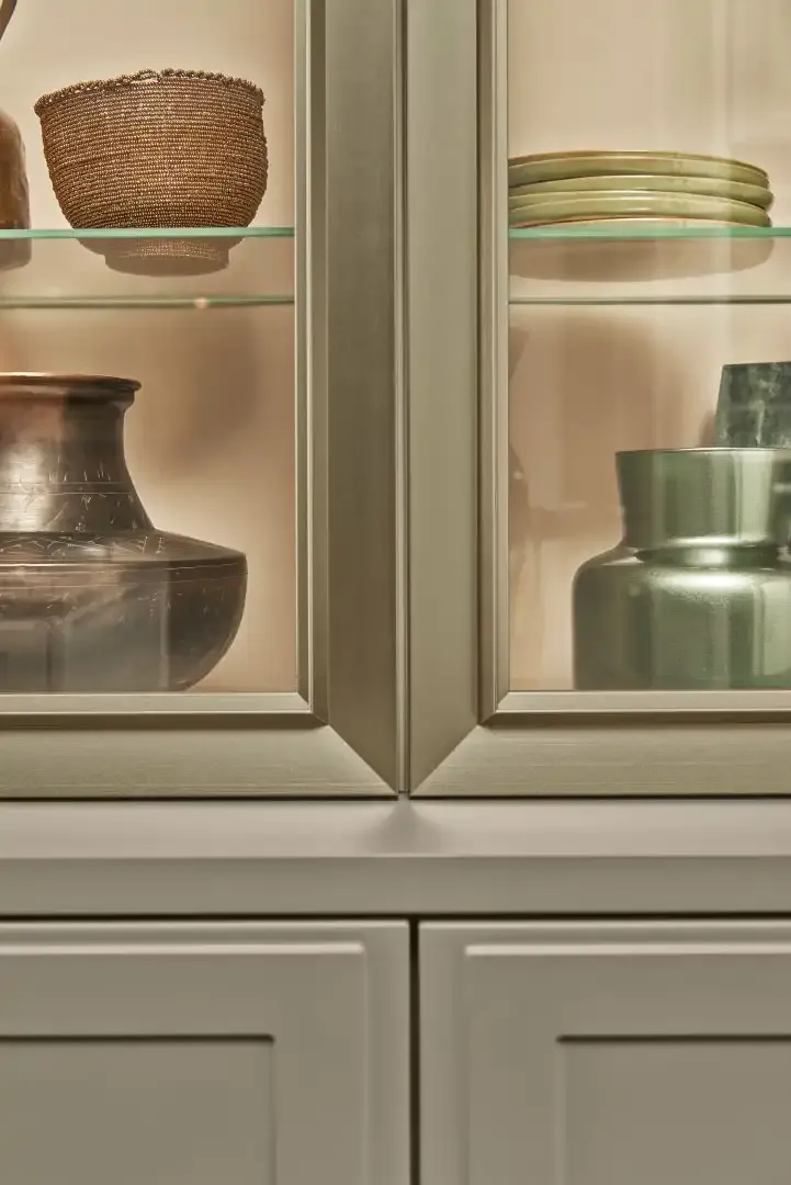 Makroaufnahme der bronzefarben getönten Glastür einer Nolte Vitrine – elegante Rahmendetails im Neue Klassik Design