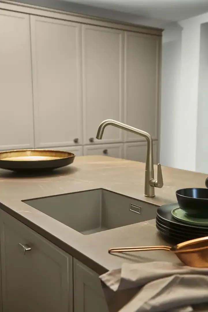 Spülbereich der Nolte Neue Klassik Küche TORINO LACK – Einbauwaschbecken mit Armatur in Manganbronze auf dunkler Arbeitsplatte