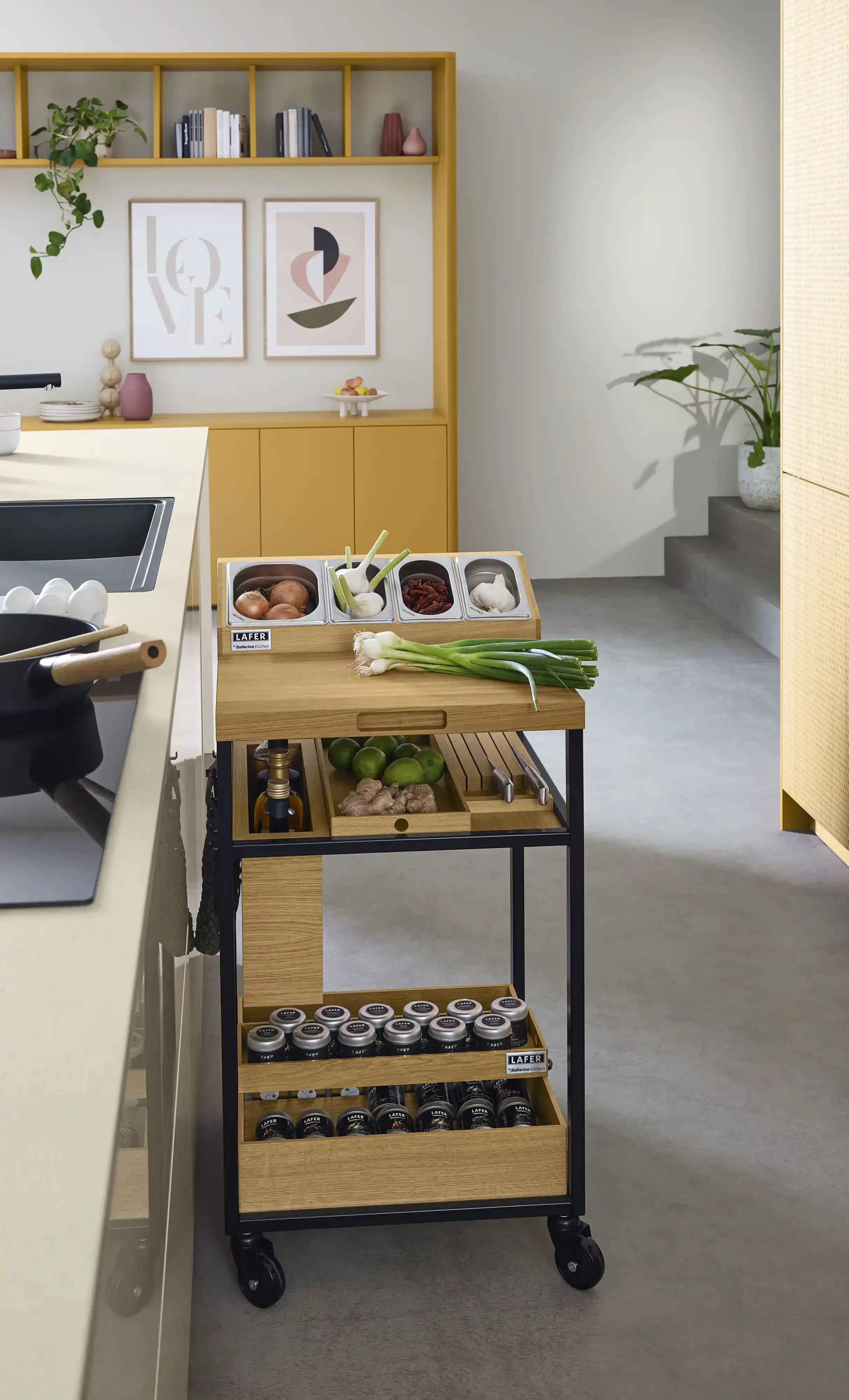 Küchenwagen aus Esche mit Gewürz-Karussell, frischem Gemüse und Vorratsbehältern vor Sideboard-Wand in Senfgelb