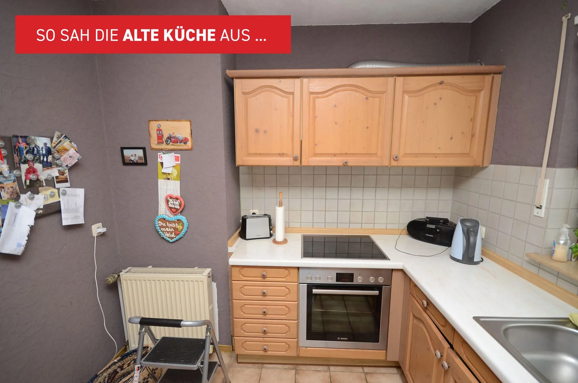 Vorher-Aufnahme einer kleinen Landhaus-Küche in heller Holzoptik mit profilierten Fronten, Backofen und Glaskeramik-Kochfeld.