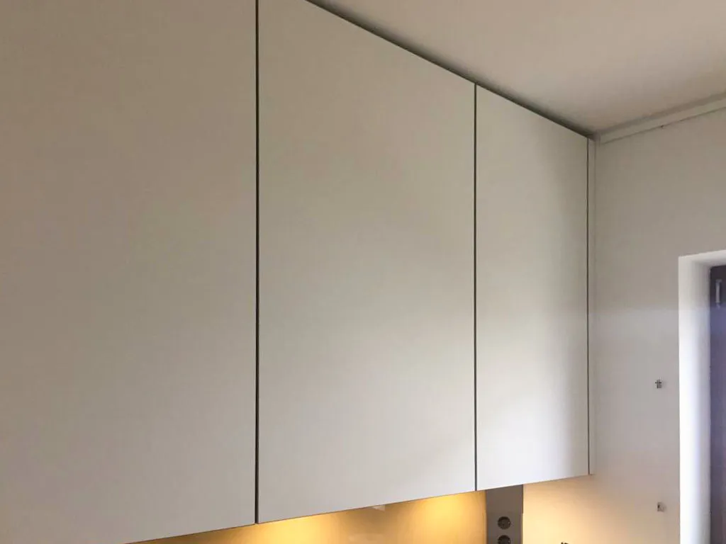 Grifflose helle Oberschränke mit warmer Unterbaubeleuchtung