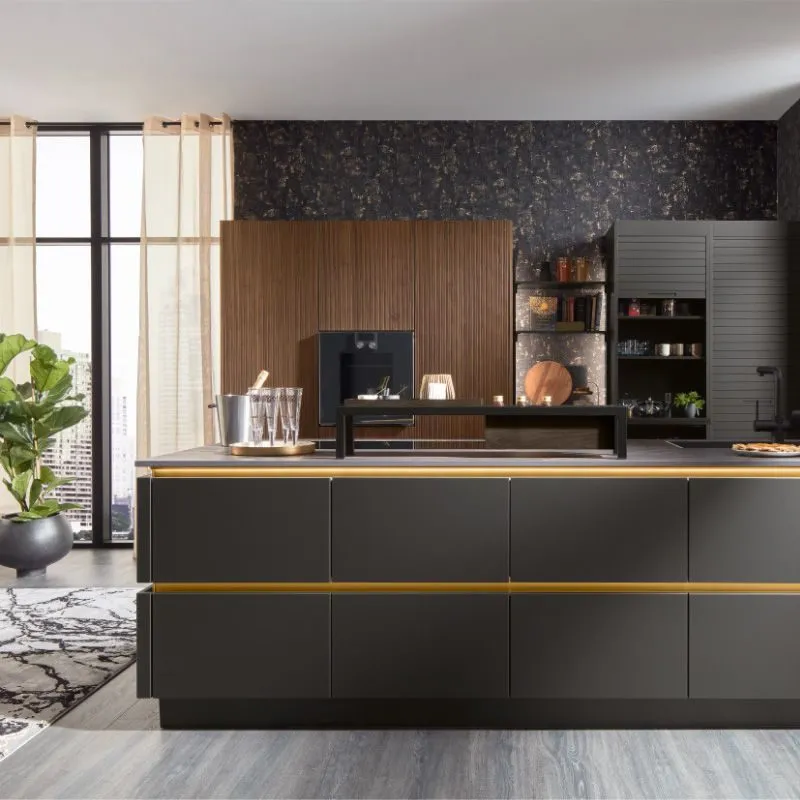Dunkle Wohnküche mit Anthrazit-Insel, goldenen LED-Bändern, Walnuss-Hochschrankwand und Espressovollautomat