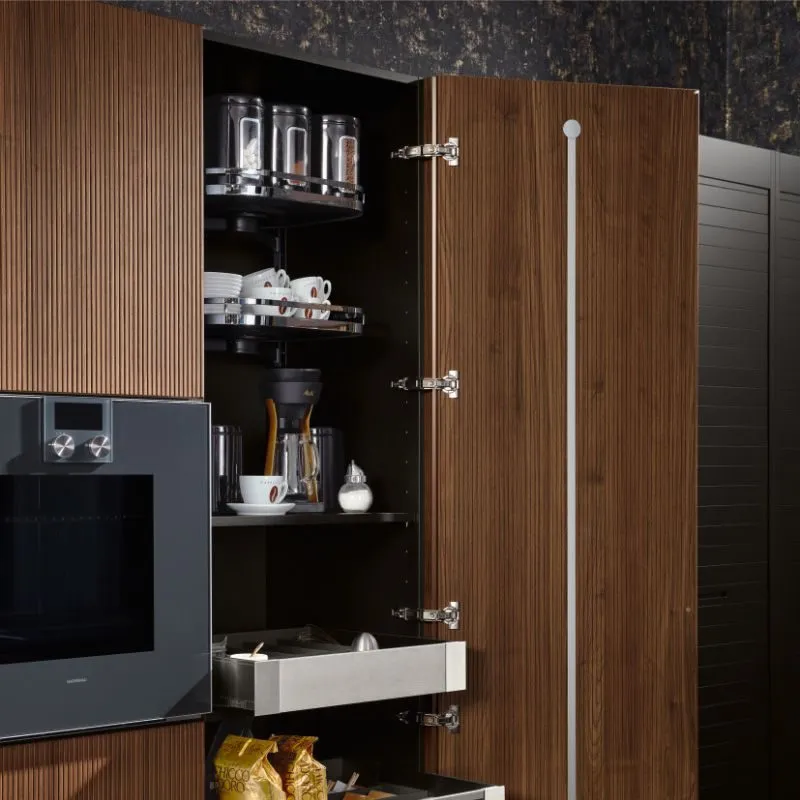 Geöffneter Vorrats-Hochschrank in Walnuss mit Geschirr, French Press und Kaffeevorrat neben Espressovollautomat
