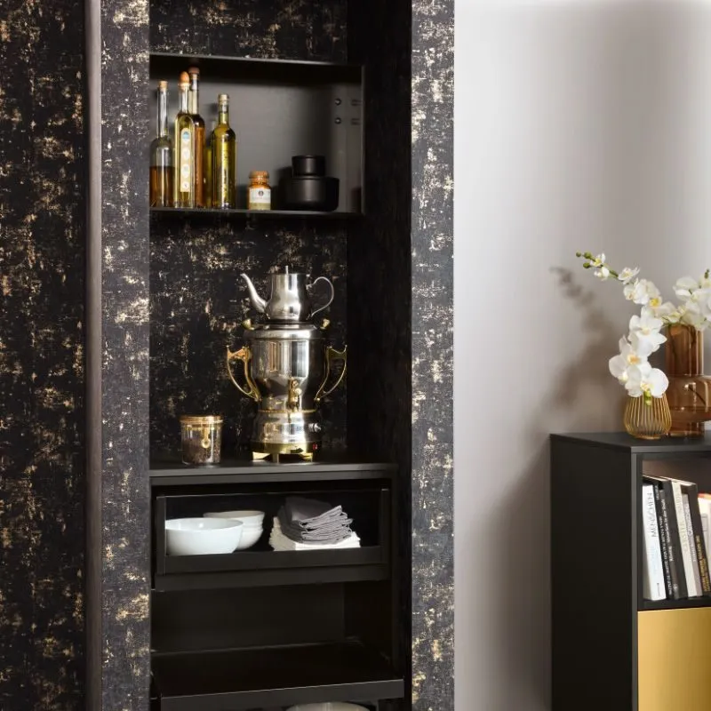 Schwarze Bar-Nische mit Spirituosen-Regal, silbernem Samowar und goldgesprenkelter Tapete