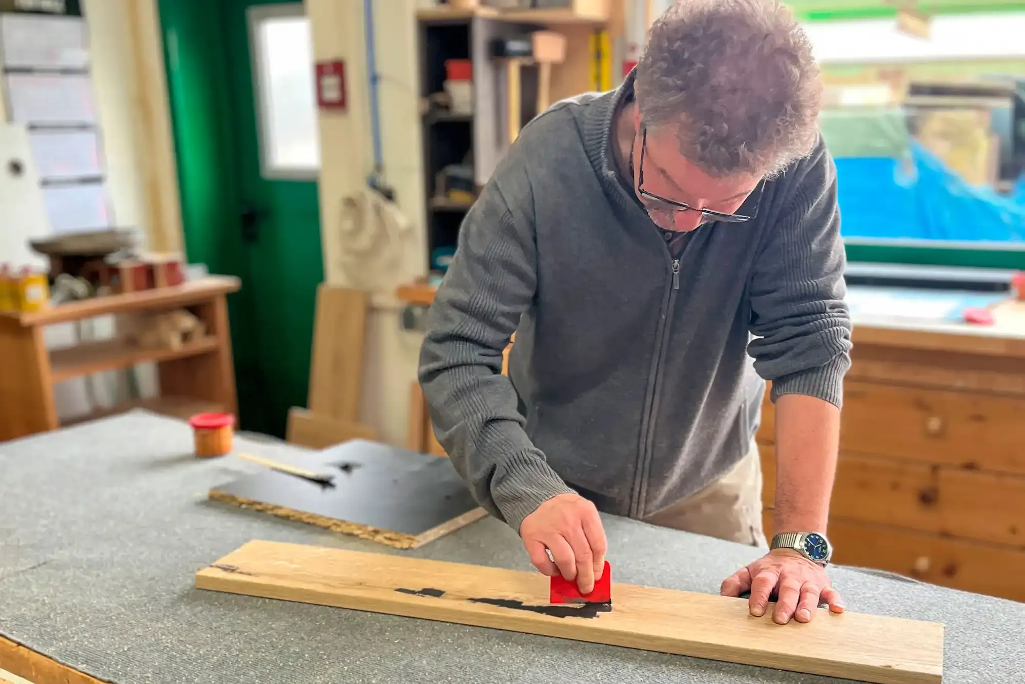 Schreiner bei der Arbeit