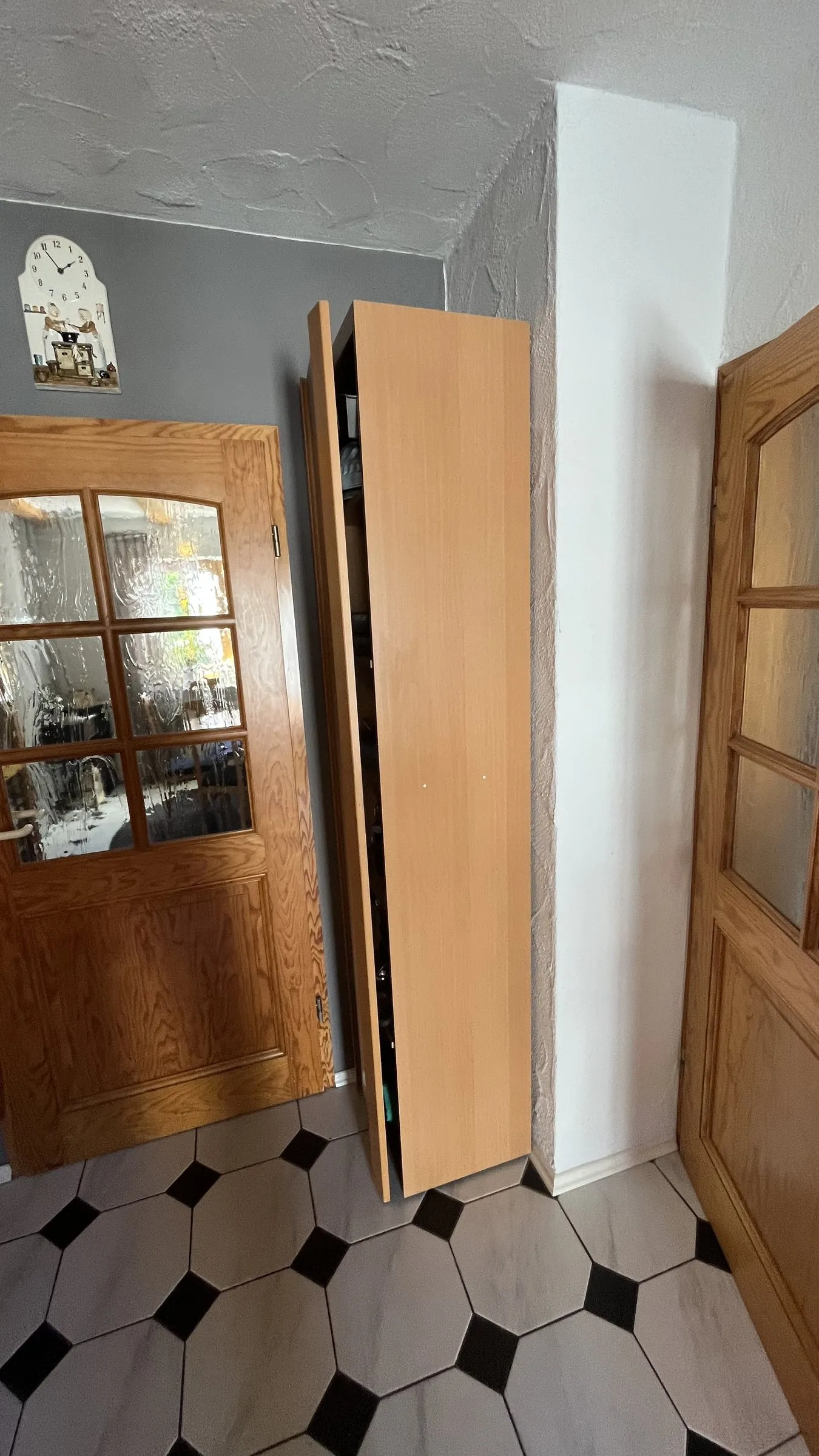 Hochschrank der alten Küche in Kiefernholz-Optik vor dem Umbau