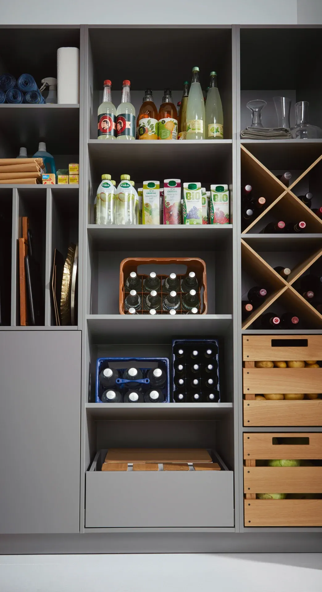 Blick in die Speisekammer mit Regalen und Auszügen für die Vorratshaltung